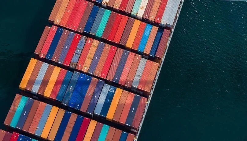 Fond : conteneurs ou port